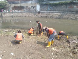 Kerja bakti pembersihan sungai Sidoarjo oleh Babinsa Koramil 0816/01 dengan DLHK Sidoarjo.