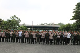 Kapolresta Sidoarjo Berikan kejutan kepada Dandim 0816/Sidoarjo dalam Rangka HUT TNI ke-78