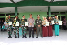 Dandim 0816/Sidoarjo Berikan Penghargaan Kepada Pemenang Lomba Karya Tulis Ilmiah KTI dan Fotografi dalam rangka HUT TNI ke-78