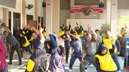 KORAMIL 0816/16 WARU BERSAMA FORKOPIMKA WARU MELAKSANAKAN SENAM SKJ 88 DIHALAMAN KANTOR DESA KEDUNGREJO KEC. WARU KAB. SIDOARJO