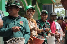 Koramil 0816/14 Taman with the community Bringibendo gelar bakti gotong royong
