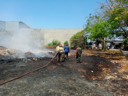Babinsa Lebo Koramil 0816/01 Sidoarjo tanggap kebakaran di wilayah binaannya.