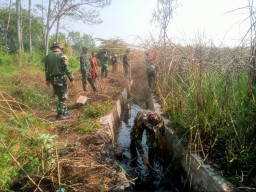 Wujudkan Kelurahan Gebang Sidoarjo bersih Babinsa Kodim 0816 gotong royong bersihkan lingkungan.