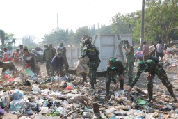 Bakti Gotong Royong Kodim 0816/Sidoarjo di Kelurahan Gebang