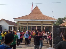 Jaga Kebugaran Jasmani, Anggota Koramil 0816/11 Tarik Senam SKJ Bersama Forpimka Kec. Tarik