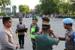 Dandim 0816/Sidoarjo hadir dalam apel gelar pasukan Ops Mantap Brata Semeru 2023-2024 di Parkir timur Gor delta Sidoarjo.