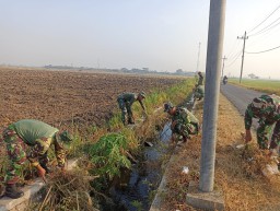 Pelda Andi P &amp; Kawan² Babinsa Koramil 05/Tulangan Tergabung Dalam Kegiatan Karya Bakti Gotong Royong Wilayah Teritorial Koramil 04/Porong