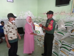 Babinsa Koramil 0816/11 Tarik Dampingi Dinas Sosial Menyalurkan Pembagian Bantuan Beras Ke Warga Masyarakat Yang Kurang Mampu.