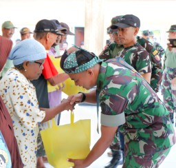 TNI Gotong Royong Membangun Desa Dandim disematkan udeng Pacul Gowang di Desa Suruh, Kecamatan Sukodono
