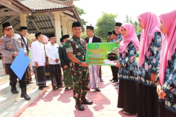 Dandim 0816/Sidoarjo dampingi Bupati dalam rangka upacara Hari Santri Nasional di alun - alun Sidoarjo