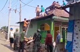 Kebersamaan Anggota Koramil 0816/11 Tarik Bersama Warga Masyarakat Membangun Tempat Ibadah