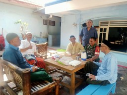 Komunikasi sosial Babinsa 0816/01 Celep bersama tokoh agama di wilayah binaan.
