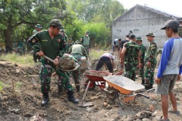 Tingkatkan Kesejahteraan Rakyat, Bakti TNI Kodim 0816/Sidoarjo Perbaiki Infrastruktur Desa