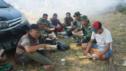 Makan Bersama Rakyat: TNI dan Masyarakat Pererat Hubungan dalam Rangka Bakti TNI Gotong Royong