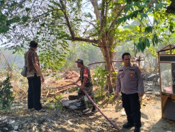 Aksi cepat tanggap Babinsa 0816/01 Pucanganom atasi kebakaran lahan.