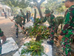 Enceng Ondok Kali Cantel, Desa Tropodo: Sasaran Bakti TNI Gotong Royong Bersih-Bersih Membangun Desa