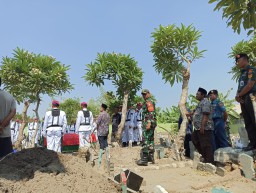 Babinsa Koramil 05/Tulangan Hadiri Upacara Pemakaman Secara Militer Anggota TNI-AL