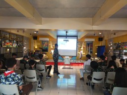 Babinsa Koramil 0816/01 Sidoarjo tanamkan wawasan kebangsaan di SMA Mutiara Bunda.