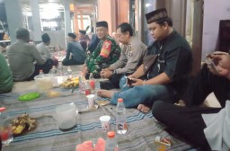 Babinsa Koramil 05/Tulangan Hadiri Undangan Salah Seorang Tokoh Masyarakat Di Wilayah Binaan