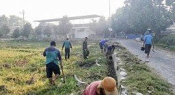 Babinsa Simoketawang Wonoayu kerja bhakti bersama masyarakat pembersihan saluran irigasi