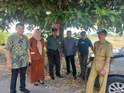 Babinsa Koramil 0816/13 Wonoayu Melakukan Pengawasan Pengambilan Sampel Tanah oleh PT Sarana Wisma Permai di Desa Banar