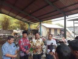 Babinsa Koramil 0816/16 Waru pengamanan Kegiatan Peninjauan TPST Desa Kureksari dan Desa Ngingas Kec. Waru