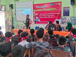 Babinsa Koramil 0816/16 Waru Masuk Sekolah untuk Memberikan Wawasan Kebangsaan