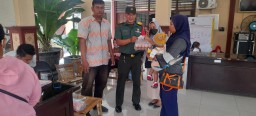 Babinsa Koramil 0816/10 Balongbendo Hadiri Penyaluran Bantuan Pangan untuk Keluarga Rawan Stunting