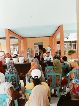 Babinsa Koramil 0816/11 Tarik Dampingi Dinas Pangan Kab Sidoarjo Pembagian Beras Di Desa Binaan.