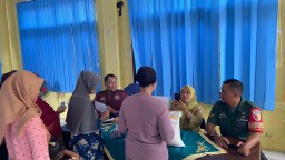 Babinsa Koramil 0816/10 Balongbendo Hadiri Kegiatan Penyaluran Bantuan Sosial Pangan di Desa Seduri