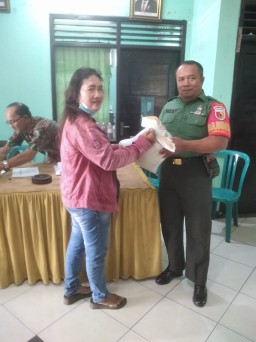 Babinsa Koramil 0816/10 Balongbendo Hadiri Acara Pendistribusian Bantuan Sosial Beras di Balai Desa Bakalan Ringinpitu