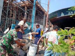 Babinsa Koramil 0816/01 Sidoarjo Bersama Warga Kemiri Melakukan Kerja Bakti Pembangunan Musholla