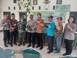 TNI/Polri dan Pemdes Tambak Sawah berkolaborasi penanaman bibit pohon untuk kesejahteraan lingkungan