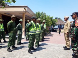 Babinsa Prambon Berikan Pelatihan PBB dan Pembekalan Tugas Linmas Menyongsong Pemilu 2024 di Desa Jatikalang Prambon