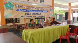 Babinsa Sidomojo Krian Dampingi Penyerahan BLT DD Tahap Ke-4 Tahun 2023 di Desa Sidomojo, Kecamatan Krian
