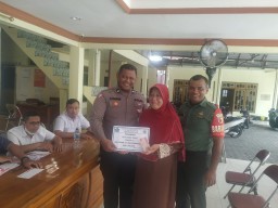 Babinsa dan Bhabinkamtibmas Desa Kebaron Dampingi Penyerahan BLT DD Tahap Ke-4 Tahun 2023