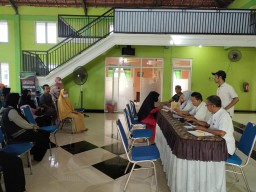 Babinsa Koramil 0816/09 Krian Membantu Pendistribusian BLT DD Tahap 4 di Desa Sedenganmijen