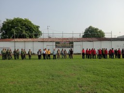Anggota Ramil 0816/07 melaksanakan giat Karya Bhakti bersama Forkopimka Kec. Krembung
