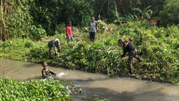 Koramil 0816/10 Balongbendo melaksanakan Karya Bakti Pembersihan Sungai