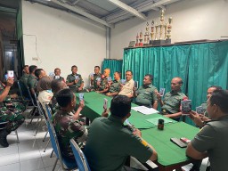 Koramil 0816/01 Sidoarjo membagikan Buku Saku Netralitas TNI Menghadapi Pemilihan Umum Pemilu Tahun 2024
