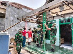 Babinsa Koramil 0816/07 Krembung Bantu Kerja Bakti di Dusun Candi Kec. Wangkal Krembung