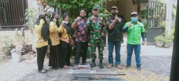 Babinsa 0816/16 Waru Melaksanakan Foging Lingkungan untuk Menanggulangi Kasus Penyakit DBD