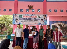 Babinsa Koramil 0816/10 Balongbendo Melaksanakan Pendampingan Penyaluran BLT-DD TW 4 Tahun 2023 di Balai Desa Watesari , Kecamatan Balongbendo