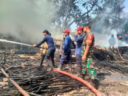 Babinsa Koramil 0816/01 Sidoarjo padamkan kebakaran gudang kayu di desa Sarirogo Sidoarjo.