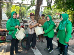 Ketua Persit Candra Kirana Ranting 4/Buduran Cab. XLIII Menggelar Kegiatan Bakti Sosial