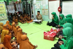 Peringati Hari Ibu, Ketua Persit KCK Cab. XLIII Dim 0816 Sidoarjo beserta pengurus melaksanakan bakti sosial