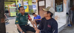 Babinsa Koramil 0816/06 Tanggulangin Tingkatkan Silaturahmi dalam Komsos Bersama Masyarakat