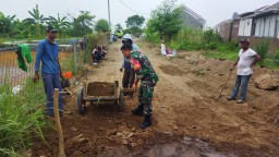 Babinsa Koramil 0816/15 Sukodono Laksanakan Gotong Royong Bersama Warga
