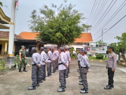Babinsa Desa Junwangi Kopka Winandar Berikan Pelatihan PBB kepada Satlinmas Menjelang Pilpres 2024
