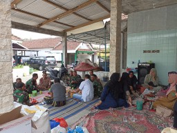 Bentuk Kekompakan Danramil 0816/05 Tulangan Beserta Babinsa Anggota dan Persit di Rumah Batuud